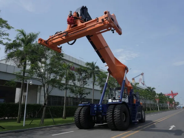 SANY Unveils the 50-ton Energy Storage Reach Stacker as the Pioneer to Meet the Industry Challenge