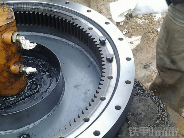 Common Causes and Solutions for Abnormal Noise in Excavator Slewing Bearings