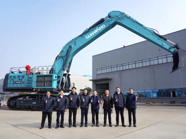 SUNWARD Unveils SWE1650FLR – China’s Largest Long-Arm Excavator Delivered